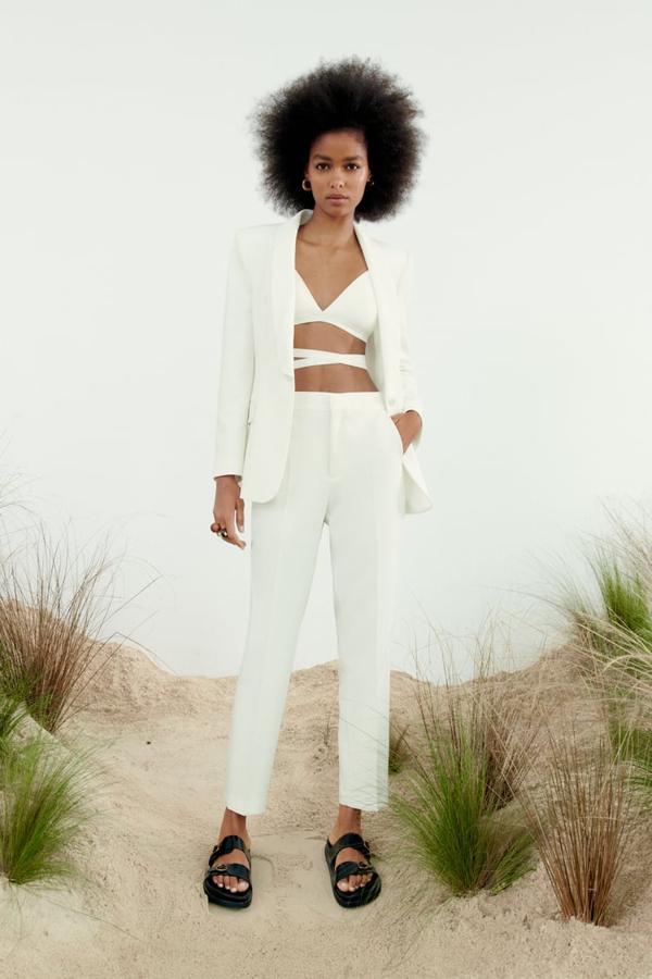 Zara - Trajes de chaqueta blancos para la primavera y el verano. El gigante de Inditex tiene una amplia gama de modelos, pero nos quedamos con este, ligeramente fluido, en el que la americana tiene las hombreras muy marcadas. Precio: la blazer 49,90€ y el pantalón 29,90€.