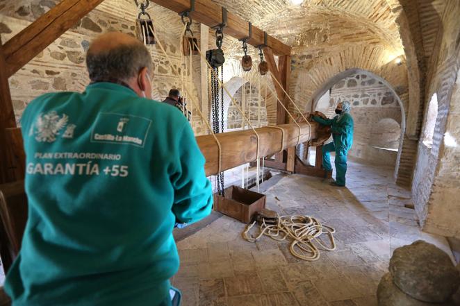 Las entrañas del torreón del puente de Alcántara y su rastrillo original,en imágenes