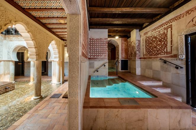 Escapada a un balneario, para las que buscan desconectar. Una escapada relajante disfrutando de los beneficios de las aguas mineromedicinales. ¿Suena bien? Castilla Termal Hoteles ofrece en sus distintos centros (Olmedo, Burgo de Osma y San Bernardo, en Castilla y León, y Solares, en Cantabria) escapadas de desconexión en las que es posible disfrutar de masajes completos con peeling corporal, masajes desestresantes, cérvico-craneal y espalda. En la imagen aparece uno de los espacios del balneario de Olmedo.