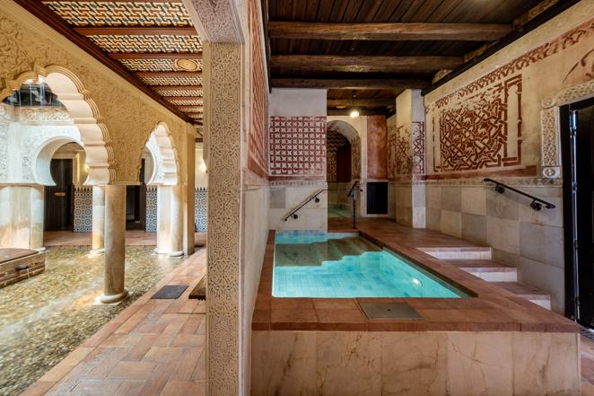 Escapada a un balneario, para las que buscan desconectar. Una escapada relajante disfrutando de los beneficios de las aguas mineromedicinales. ¿Suena bien? Castilla Termal Hoteles ofrece en sus distintos centros (Olmedo, Burgo de Osma y San Bernardo, en Castilla y León, y Solares, en Cantabria) escapadas de desconexión en las que es posible disfrutar de masajes completos con peeling corporal, masajes desestresantes, cérvico-craneal y espalda. En la imagen aparece uno de los espacios del balneario de Olmedo.