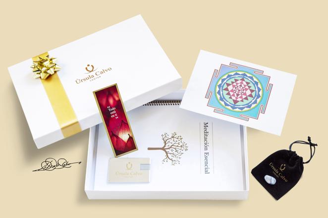 Meditación, para las que se buscan a sí mismas. ¿Lleva tiempo pensando en iniciarse en la meditación? Entonces el regalo perfecto es el Curso Completo de Meditación Esencial de Úrsula Calvo Center, compuesto por vídeos explicativos, audios de meditación, ejercicios y materiales complementarios, un Sri Yantra para decorar el rincón de meditación y una bolsita de terciopelo con una piedra semipreciosa, además del asesoramiento del equipo durante siete semanas.