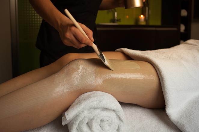 Una experiencia energizante, para las madres agotadas. ¿Notas que tu madre está agotada y dice a menudo que le falta energía? El tratamiento bioenergético de Las Caldas Villa Termal by Blau Hotels incluye una experiencia en una bañera de hidromasaje con aceites esenciales, envoltura de fangos (como aparece en la imagen) con tres tipos de arcillas y un tratamiento con un masaje relajante con ventosas para activar el sistema circulatorio.