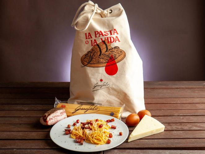 La auténtica carbonara. Pasta Garofalo ha creado el primer pop up dedicado a esta salsa, La Carbonería. Estará ubicado en el puesto Grazie Mille Mozzarella Bar de Mad Gourmets (Food Hall Galería Canalejas, calle de Alcalá 12) abierto al público los días 29 y 30 de abril en horario de comida y cena y el 1 de mayo solo comida. En este pop up ofrecen un kit para regalar por el Día de la Madre que incluye la receta de la auténtica carbonara. Precio: 35 euros.