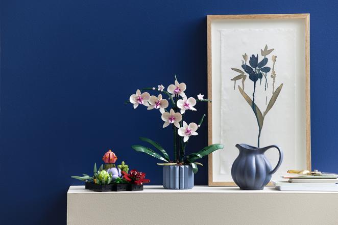 Construcciones originales, para las que disfrutan concentrándose. Los sets de las colección 'Botanical' de Lego pueden ser un estupendo regalo para las que buscan ser creativas mientras encuentran momentos de relajación en su día a día. Con ellos es posible recrear los brotes de una orquídea en flor, un jarrón ondulado y un set de Suculentas con plantas y cactus que permiten crear una decoración original en cualquier espacio.