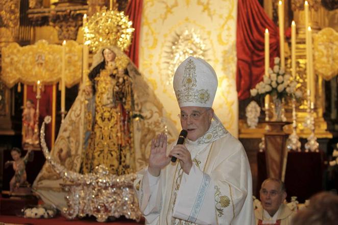 Con la Virgen del Carmen, poco después de su coronación canónica en 2012