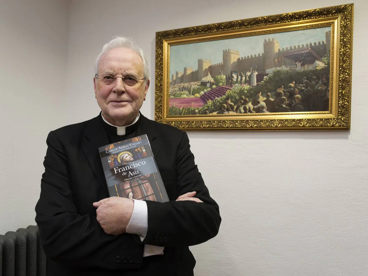 Carlos Amigo posa con su libro "Francisco de Asís. Historia y leyenda". EFE