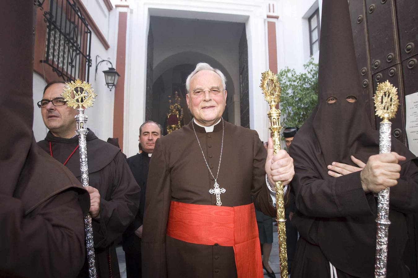 El cardenal preside la salida de la hermandad del Buen Fin . SANVICENTE