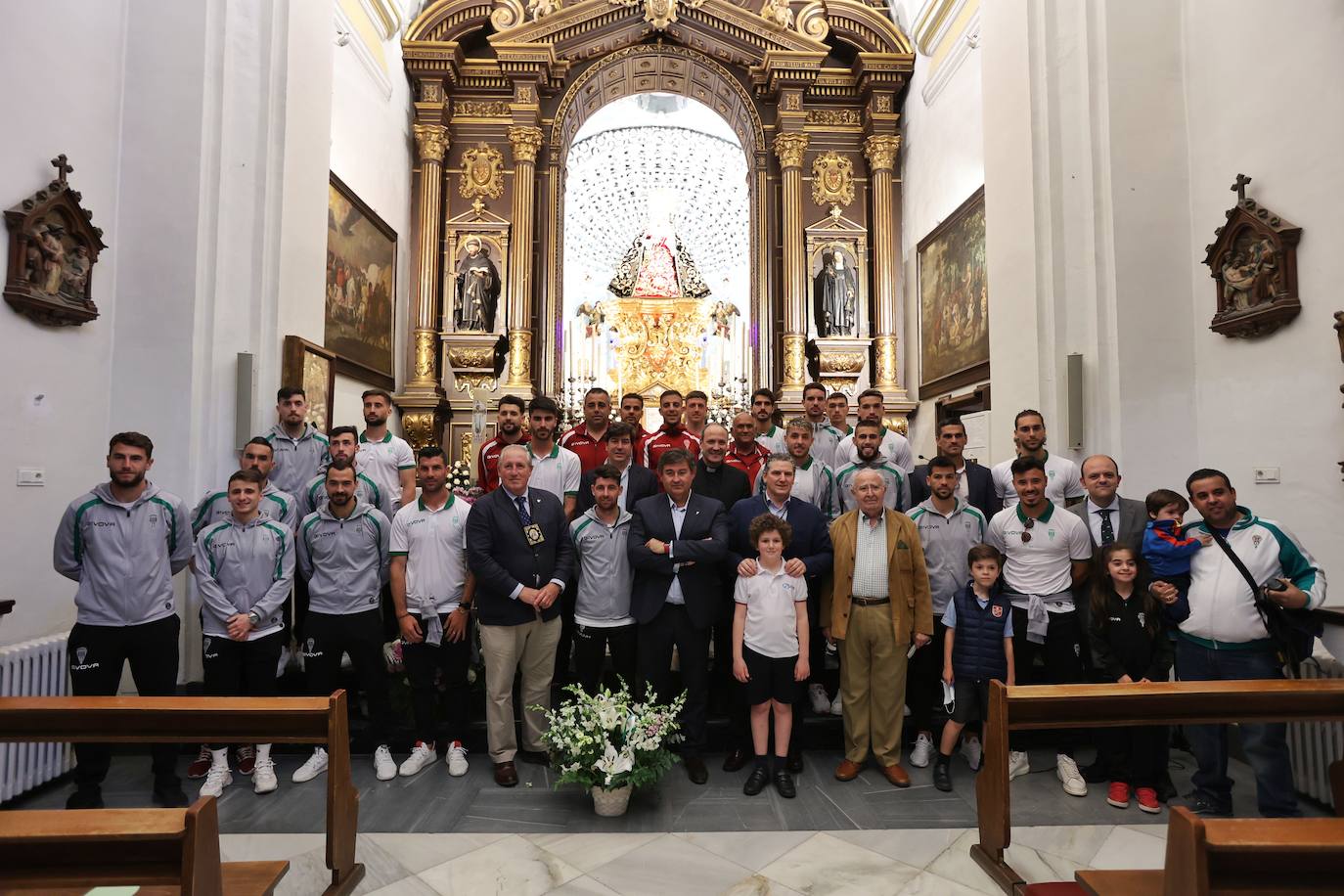 La ofrenda a San Rafael y Virgen de los Dolores por el ascenso del Córdoba CF, en imágenes