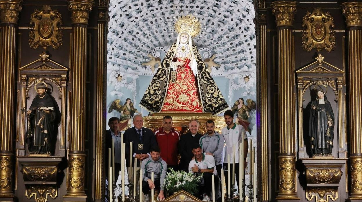 La ofrenda a San Rafael y Virgen de los Dolores por el ascenso del Córdoba CF, en imágenes