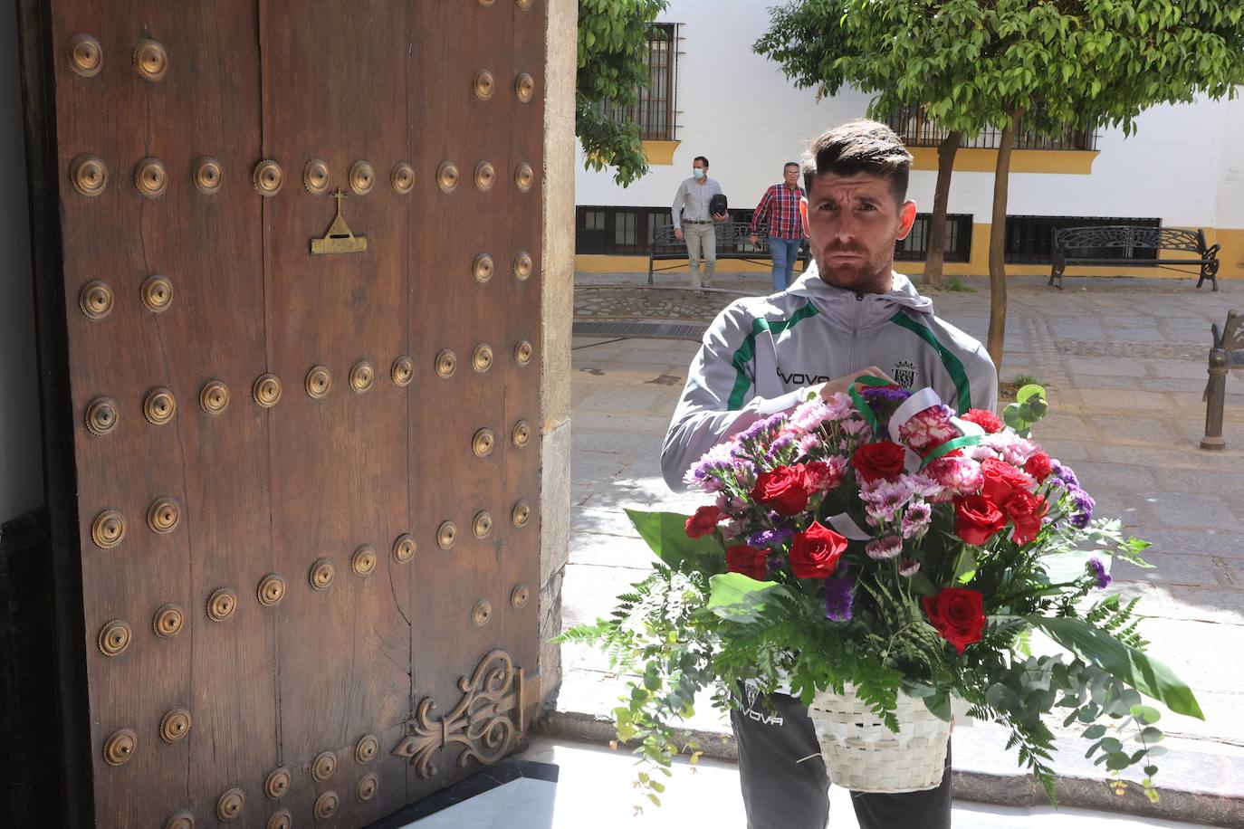 La ofrenda a San Rafael y Virgen de los Dolores por el ascenso del Córdoba CF, en imágenes