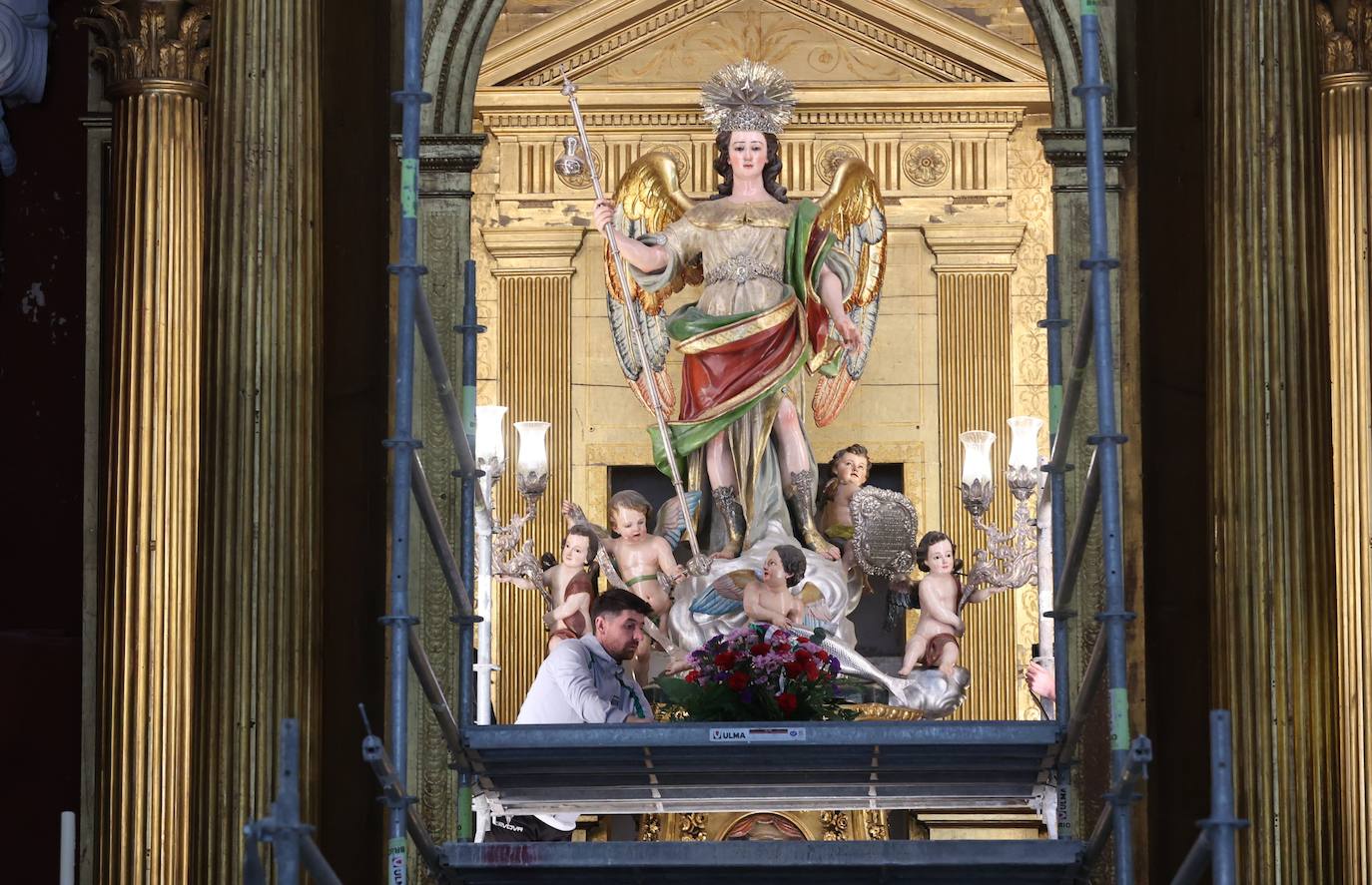 La ofrenda a San Rafael y Virgen de los Dolores por el ascenso del Córdoba CF, en imágenes