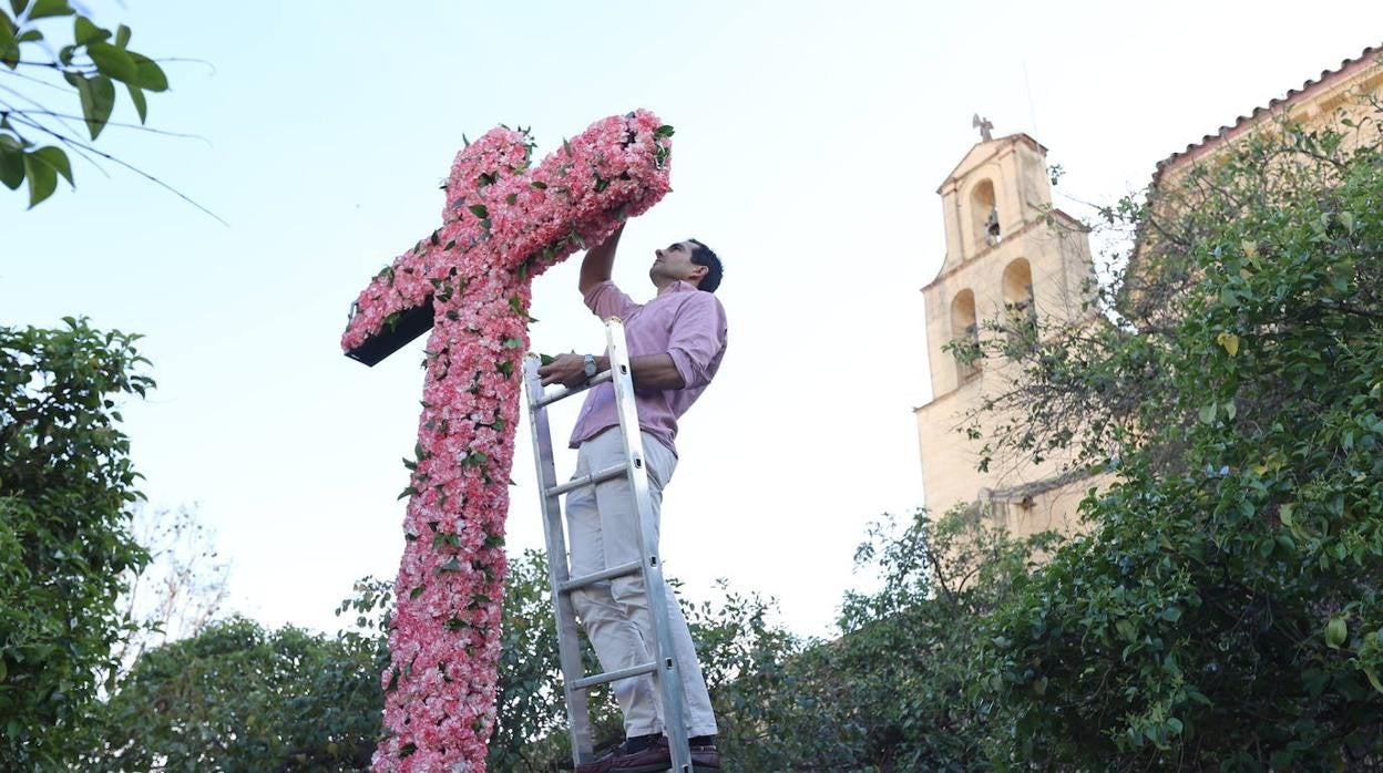 Los preparativos de las Cruces de Mayo en Córdoba, en imágenes