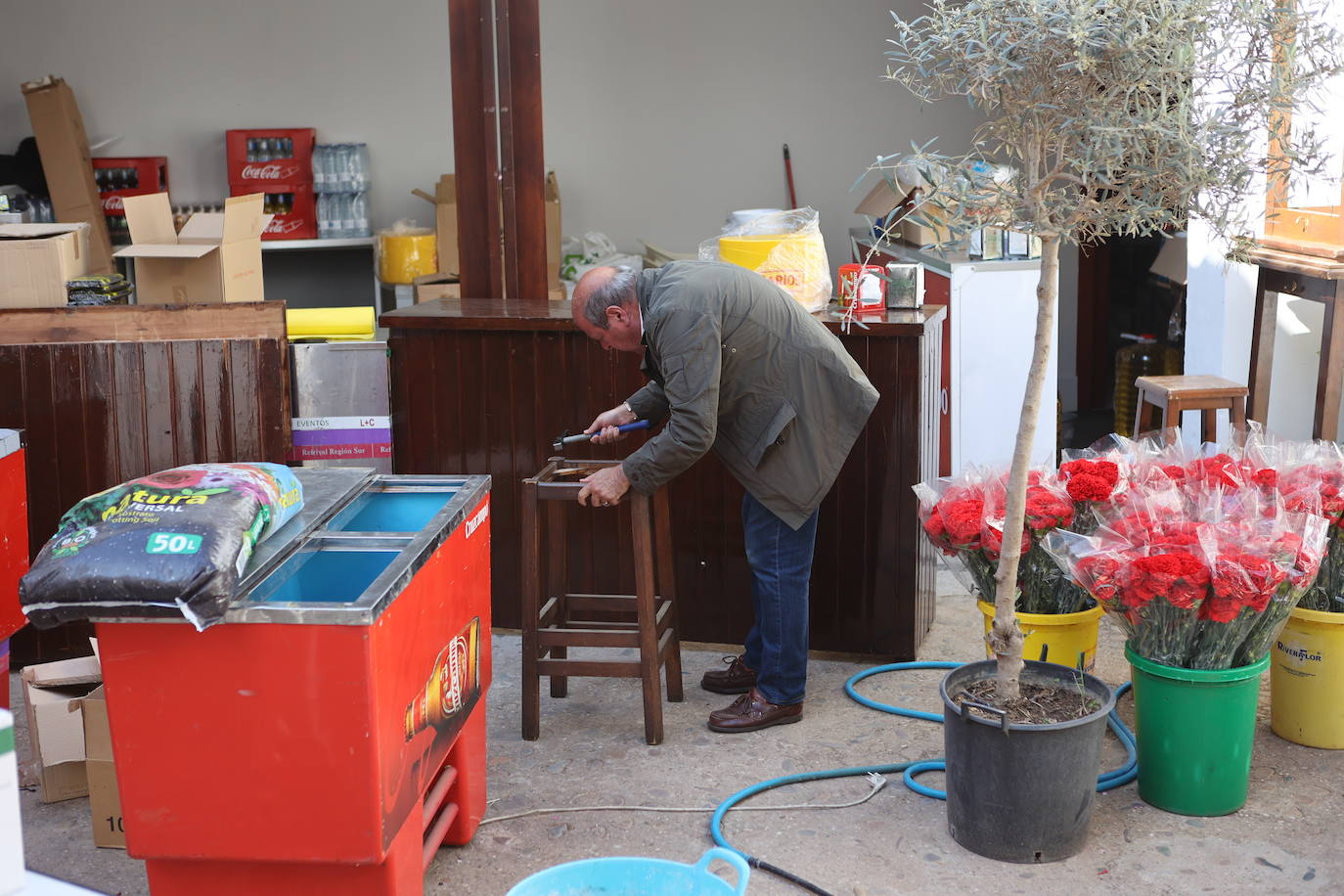 Los preparativos de las Cruces de Mayo en Córdoba, en imágenes