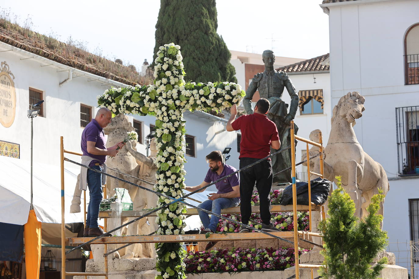 Los preparativos de las Cruces de Mayo en Córdoba, en imágenes