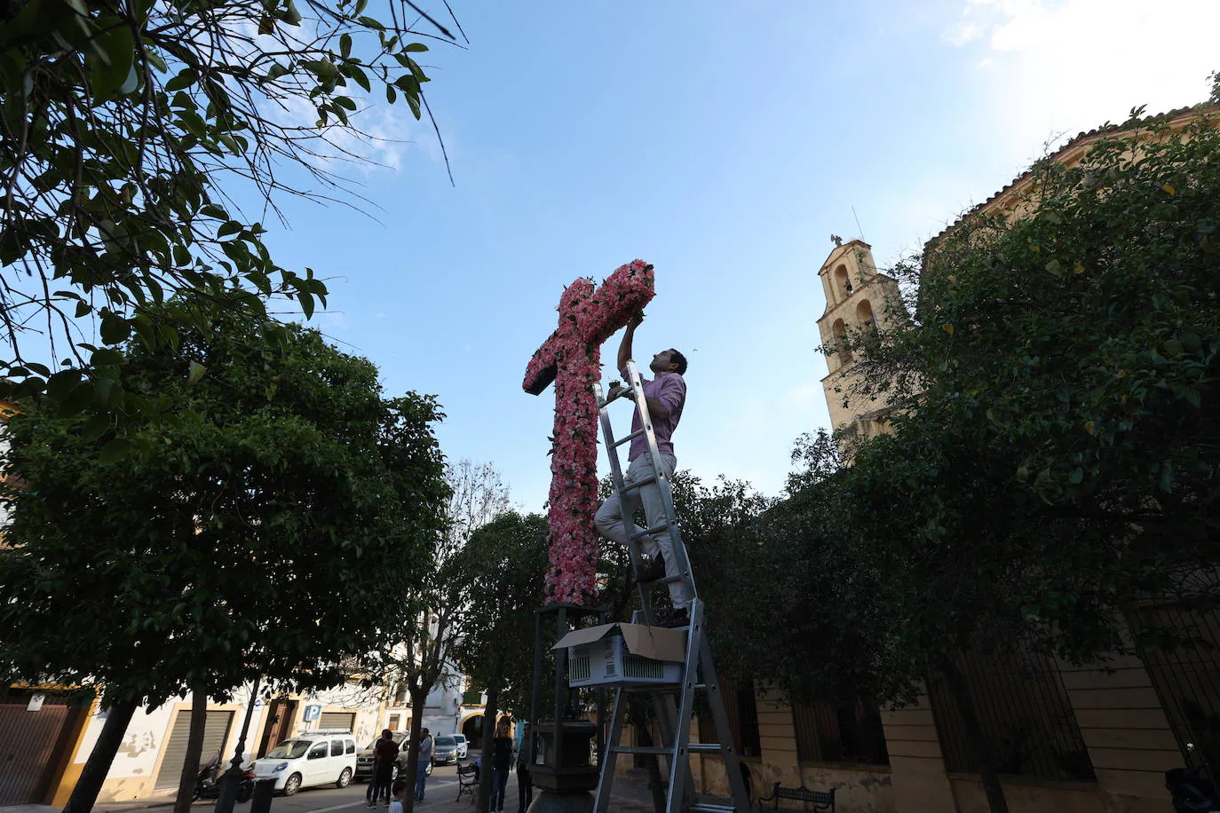 Los preparativos de las Cruces de Mayo en Córdoba, en imágenes