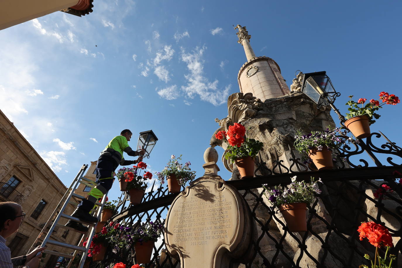 Los preparativos de las Cruces de Mayo en Córdoba, en imágenes