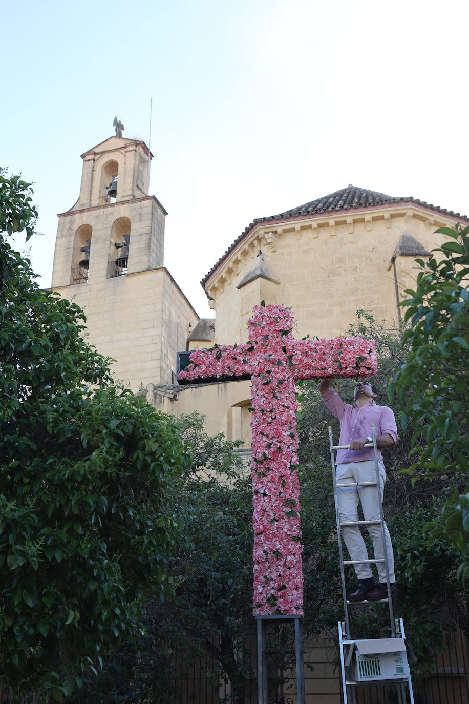 Los preparativos de las Cruces de Mayo en Córdoba, en imágenes