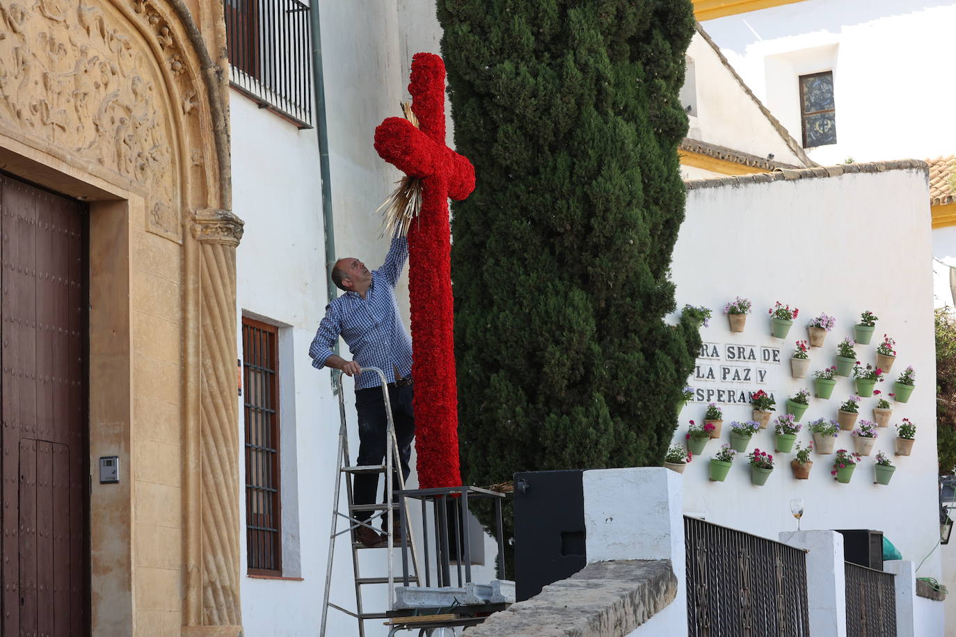 Los preparativos de las Cruces de Mayo en Córdoba, en imágenes