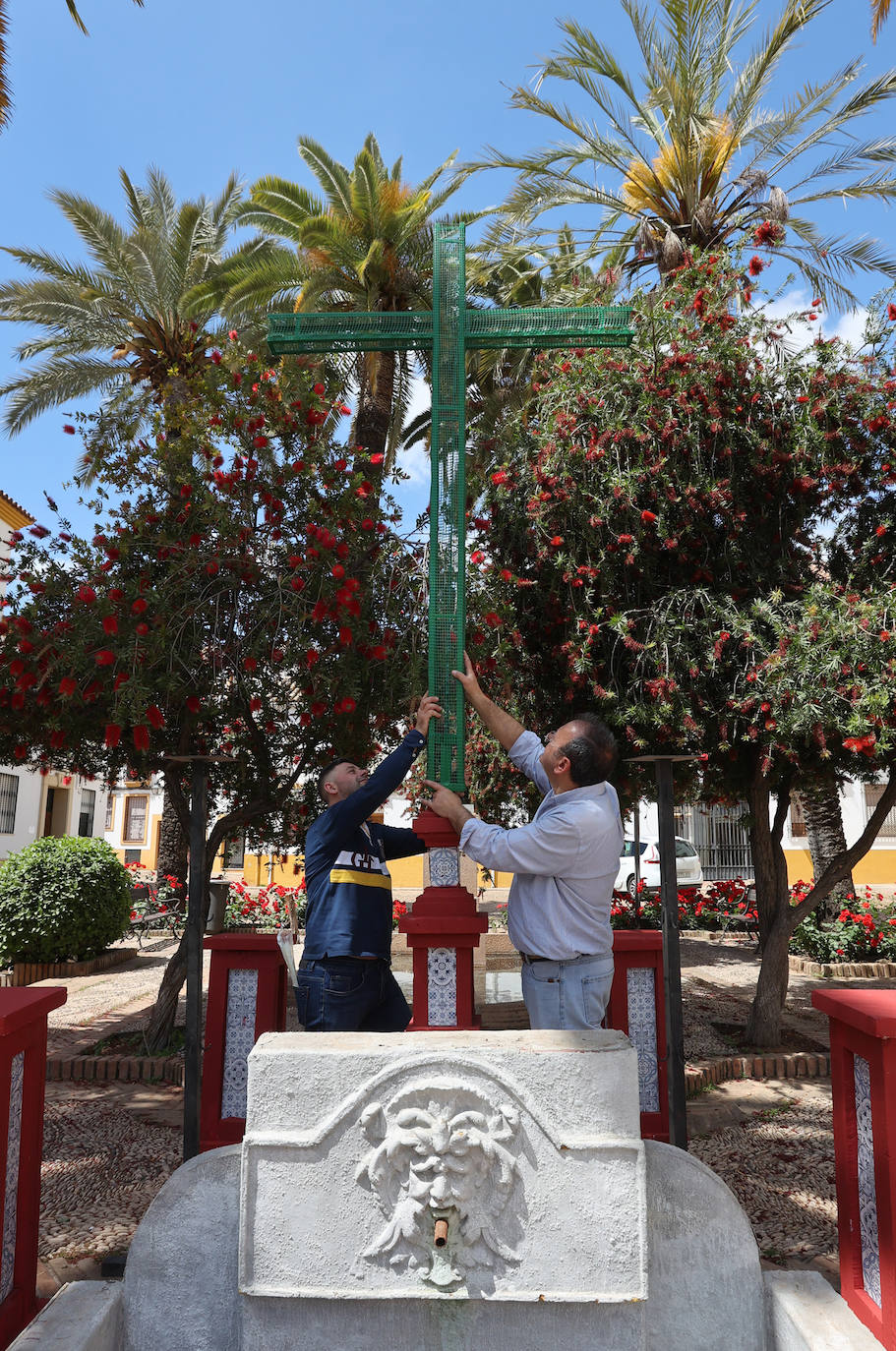 Los preparativos de las Cruces de Mayo en Córdoba, en imágenes