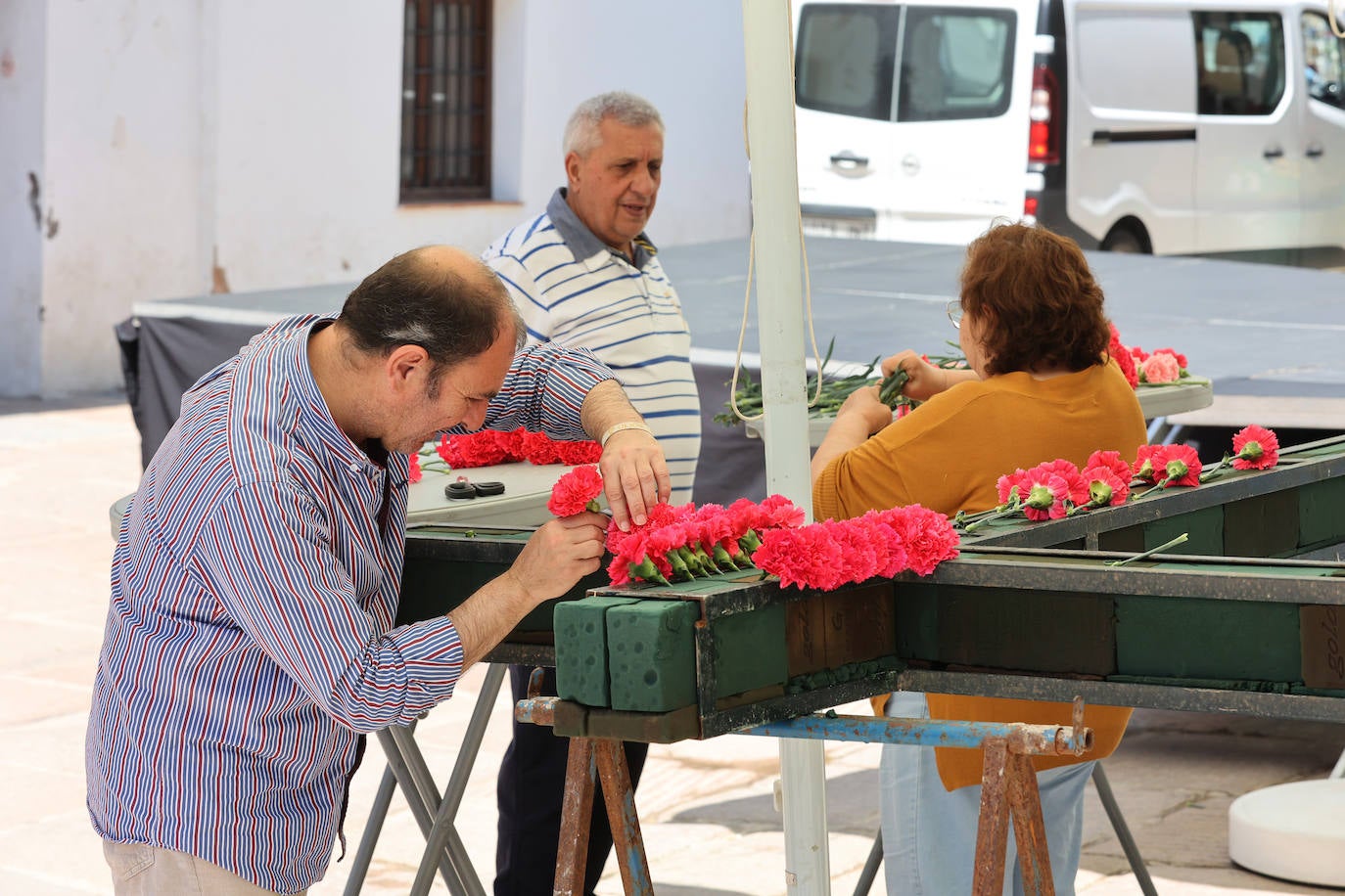 Los preparativos de las Cruces de Mayo en Córdoba, en imágenes