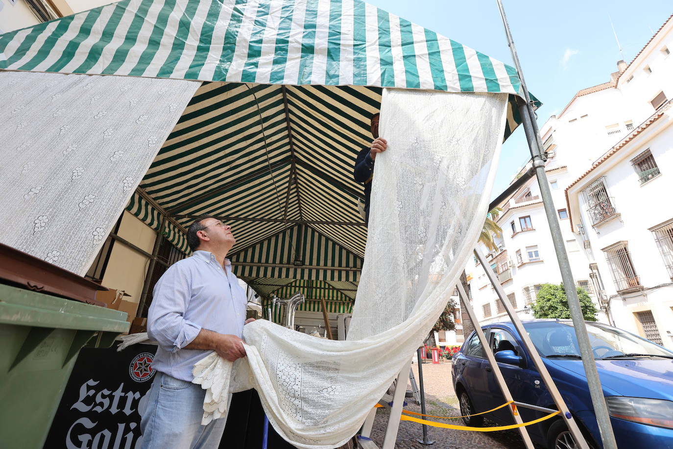 Los preparativos de las Cruces de Mayo en Córdoba, en imágenes