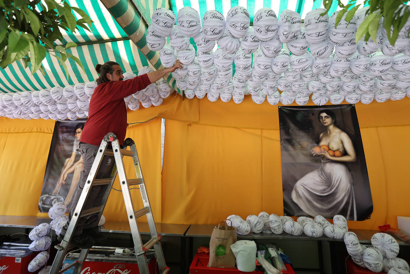 Los preparativos de las Cruces de Mayo en Córdoba, en imágenes