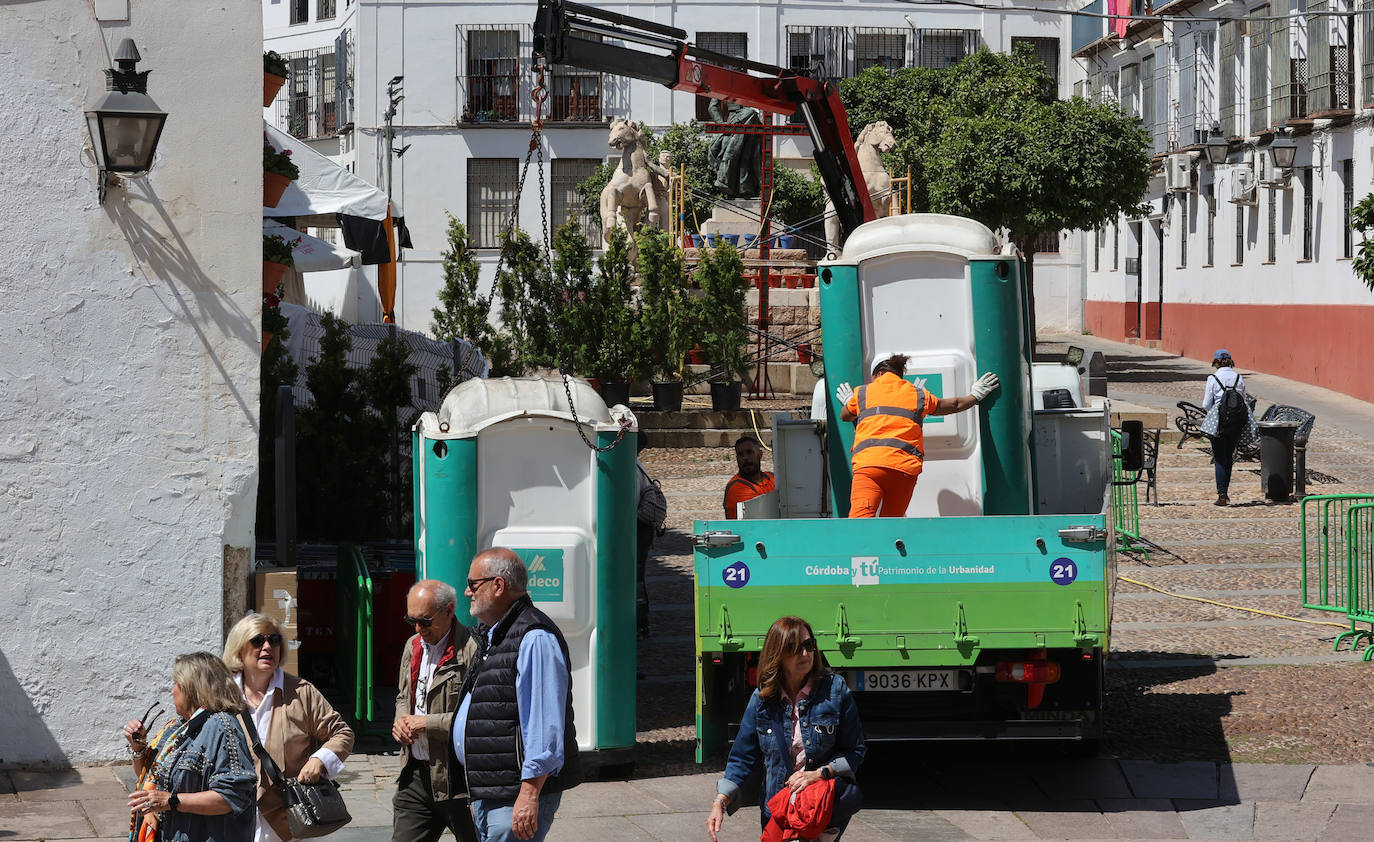 Los preparativos de las Cruces de Mayo en Córdoba, en imágenes