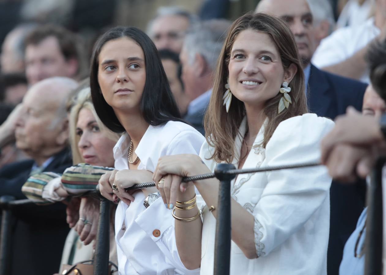 Victoria Federica de Marichalar y Borbón,  junto a Casilda Finat, este miércoles en la Maestranza.  RAÚL DOBLADO