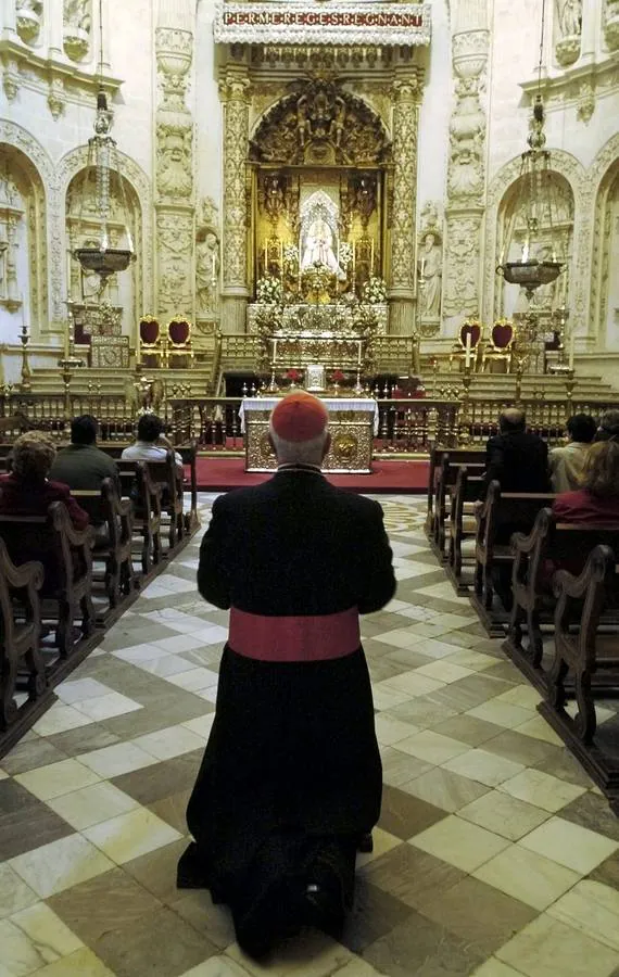 Monseñor Carlos Amigo Vallejo ante la Virgen de los Reyes.  J.M. SERRANO