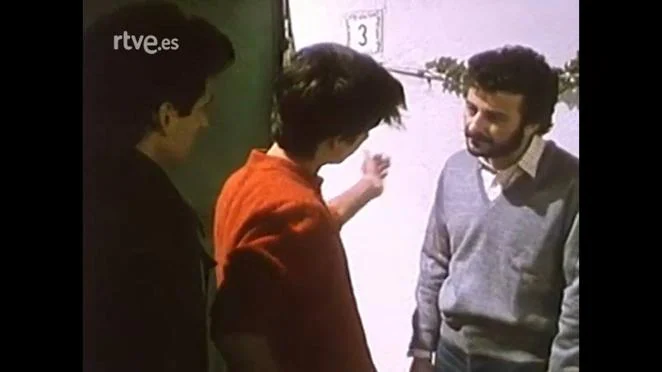 El padre Rafael en 'Turno de oficio' (1986). Juan Diego interpretó en esta serie de TVE sobre abogados a un cura de izquierdas que acogía en su casa a adolescentes drogadictos. Volvería a hacer ese mismo papel en la secuela de la serie una década después.