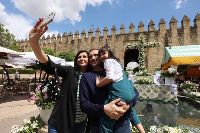 El inicio de las Cruces de Mayo de Córdoba 2022, en imágenes