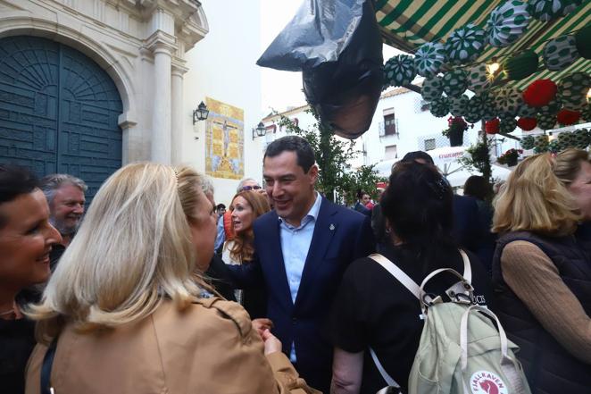 La visita de Juanma Moreno a las Cruces de Mayo de Córdoba, en imágenes