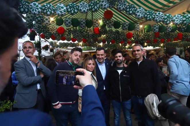 La visita de Juanma Moreno a las Cruces de Mayo de Córdoba, en imágenes