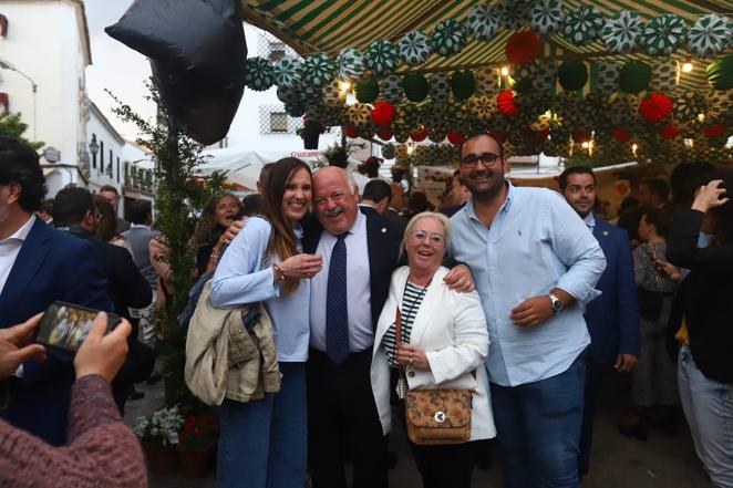 La visita de Juanma Moreno a las Cruces de Mayo de Córdoba, en imágenes