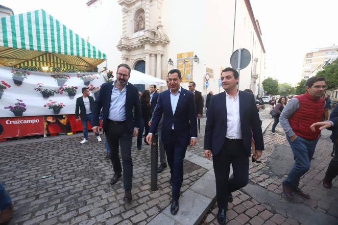 La visita de Juanma Moreno a las Cruces de Mayo de Córdoba, en imágenes