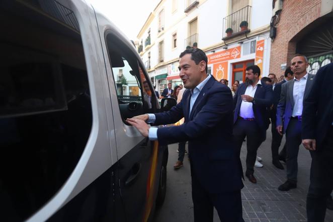 La visita de Juanma Moreno a las Cruces de Mayo de Córdoba, en imágenes