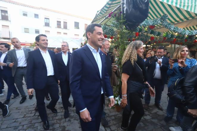 La visita de Juanma Moreno a las Cruces de Mayo de Córdoba, en imágenes