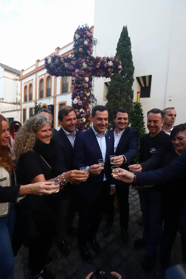 La visita de Juanma Moreno a las Cruces de Mayo de Córdoba, en imágenes