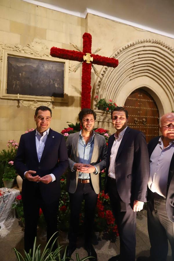 La visita de Juanma Moreno a las Cruces de Mayo de Córdoba, en imágenes