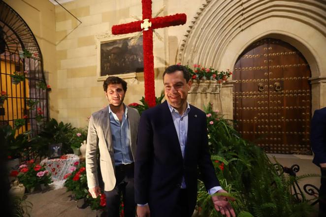 La visita de Juanma Moreno a las Cruces de Mayo de Córdoba, en imágenes