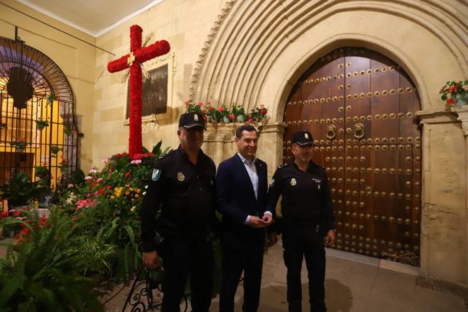 La visita de Juanma Moreno a las Cruces de Mayo de Córdoba, en imágenes