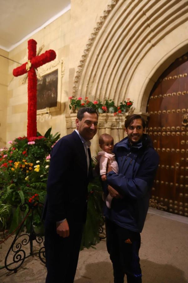 La visita de Juanma Moreno a las Cruces de Mayo de Córdoba, en imágenes