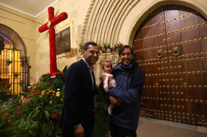 La visita de Juanma Moreno a las Cruces de Mayo de Córdoba, en imágenes