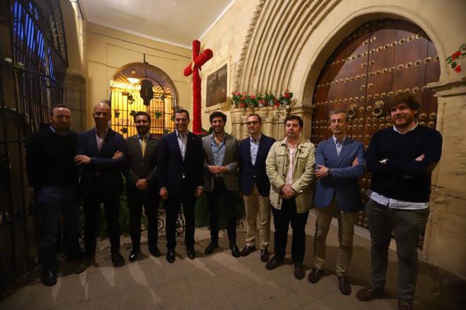 La visita de Juanma Moreno a las Cruces de Mayo de Córdoba, en imágenes