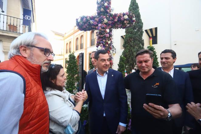 La visita de Juanma Moreno a las Cruces de Mayo de Córdoba, en imágenes