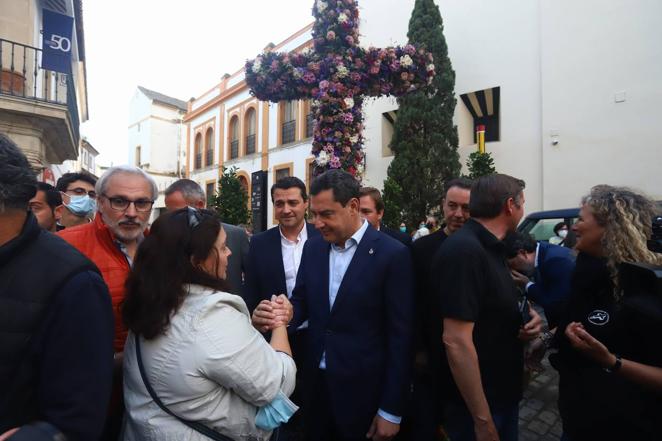 La visita de Juanma Moreno a las Cruces de Mayo de Córdoba, en imágenes