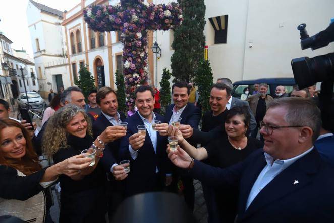 La visita de Juanma Moreno a las Cruces de Mayo de Córdoba, en imágenes