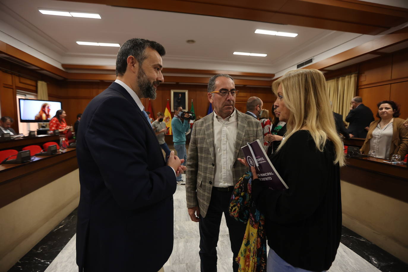 El Pleno del Ayuntamiento de Córdoba con la protesta de bomberos, en imágenes