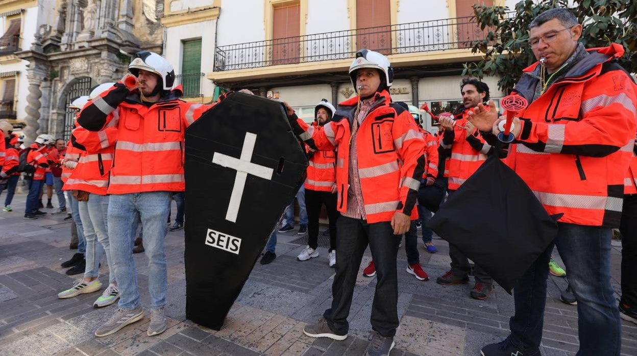 El Pleno del Ayuntamiento de Córdoba con la protesta de bomberos, en imágenes