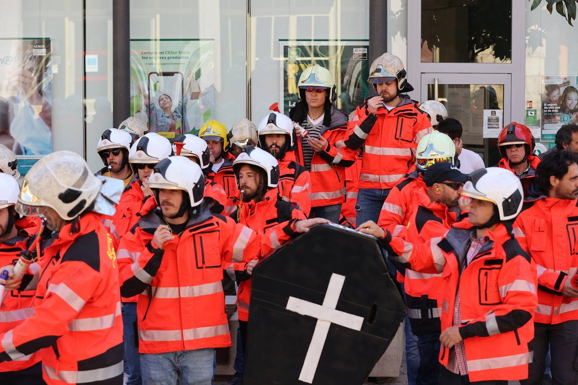 El Pleno del Ayuntamiento de Córdoba con la protesta de bomberos, en imágenes